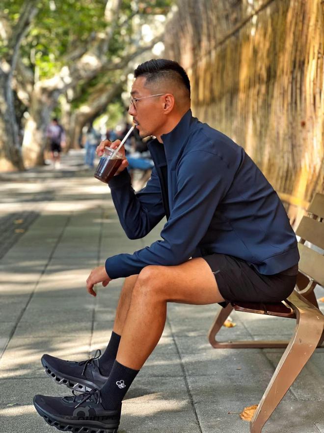 Nike、阿迪换成4个中产品牌更高级球王会体育答应我：中年男人运动鞋别穿(图6)