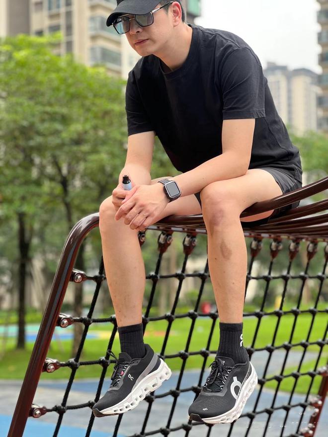 Nike、阿迪换成4个中产品牌更高级球王会体育答应我：中年男人运动鞋别穿(图3)