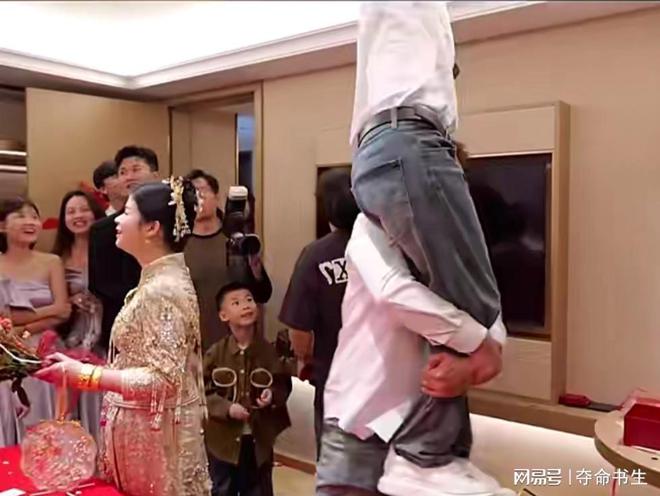 掀翻天花板新娘和伴娘看傻眼接亲游戏变拆家现场伴郎三秒(图2)