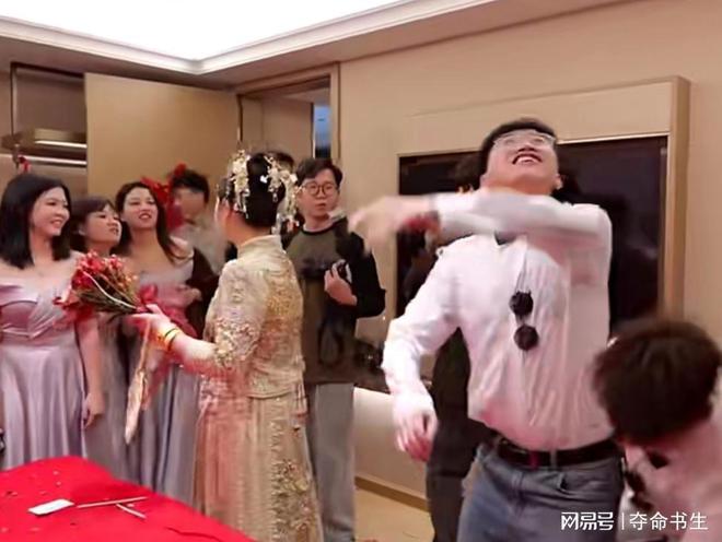 掀翻天花板新娘和伴娘看傻眼接亲游戏变拆家现场伴郎三秒(图4)