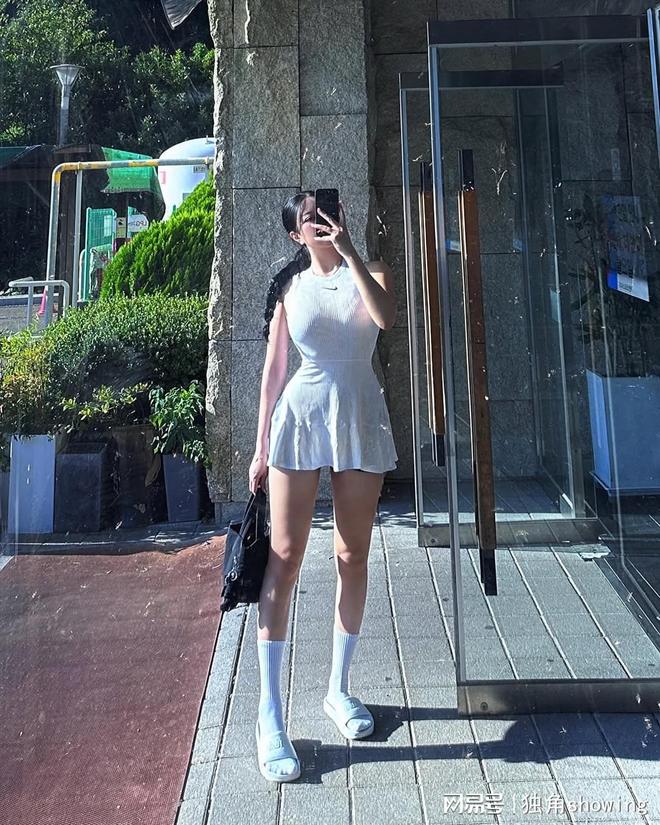 日常生活都能轻松驾驭！超火运动穿搭网球场上(图2)