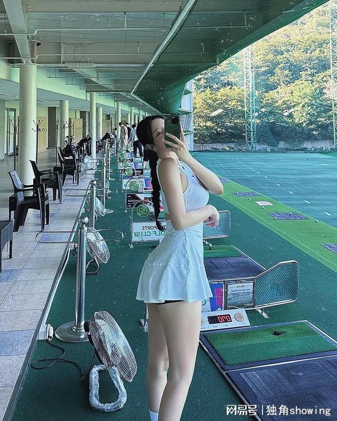 日常生活都能轻松驾驭！超火运动穿搭网球场上(图3)